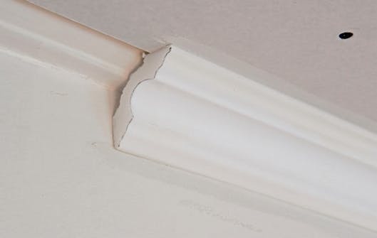 Gipsplater himling: Den trykkes på plass mellom taket og veggen Gipsplater himling: Den trykkes på plass mellom taket og veggen